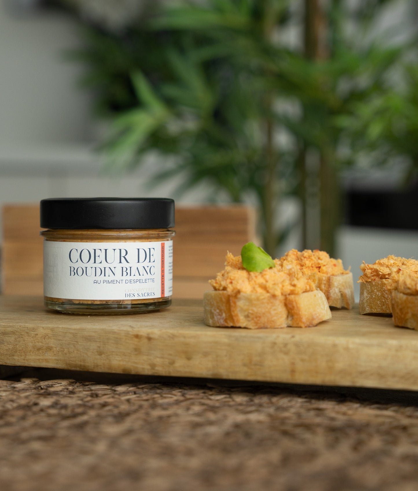 Découvrez notre Cœur de Boudin Blanc au piment d'Espelette AOP, une spécialité régionale alliant les saveurs des Ardennes, du Sud-Ouest et du Pays Basque. Confectionné avec du porc français et du piment basque incontournable, ce boudin blanc tartinable ajoute une touche épicée raffinée à vos apéritifs. Parfait sur toasts ou dans vos recettes.