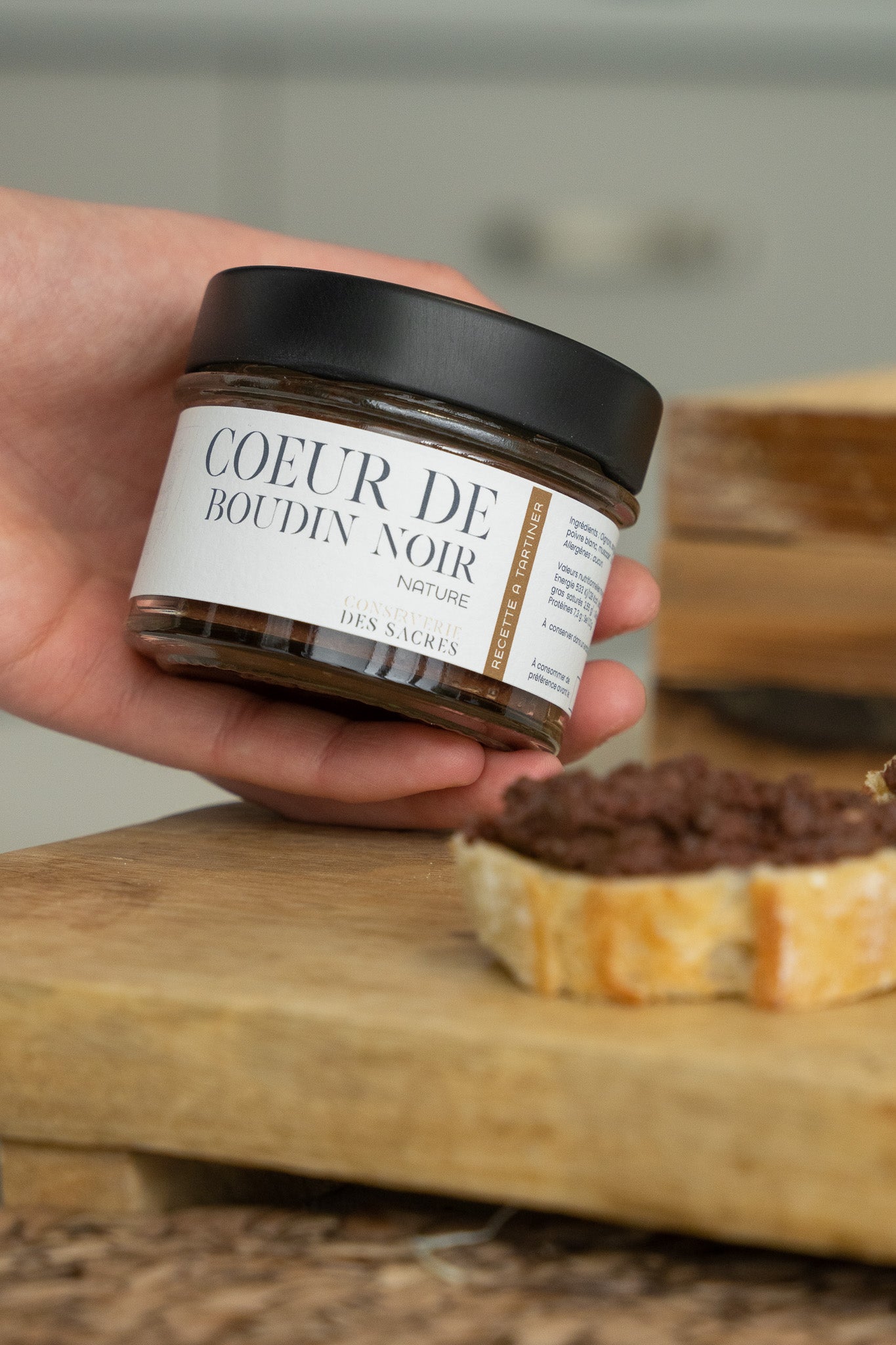 Découvrez notre Boudin Noir revisité, une spécialité régionale française alliant savoir-faire traditionnel et texture onctueuse et fondante. Confectionné avec du porc français de haute qualité, ce tartinable offre une expérience gustative authentique et raffinée. Idéal pour des apéritifs gourmands et élégants.