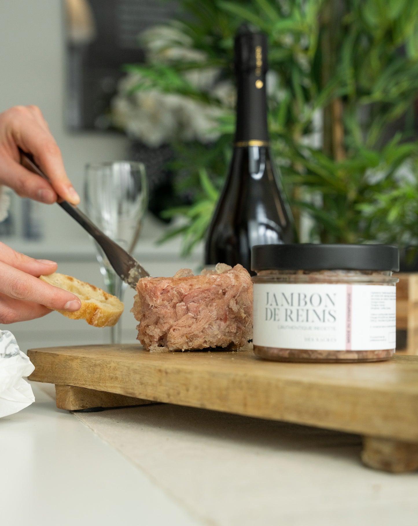 Découvrez notre Jambon de Reims et notre délicieuse terrine de cochon tartinable, confectionnés à partir de porc français de haute qualité. Ces produits régionaux sont parfaits pour vos apéritifs, offrant une saveur authentique et raffinée. Savourez le goût unique du terroir avec chaque bouchée. Idéal pour les gourmets et les amateurs de charcuterie artisanale.